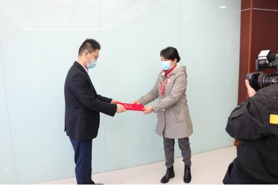 南京九建向六合區(qū)紅十字會捐款，齊心協(xié)力共抗疫情！-第3張圖片-南京九建